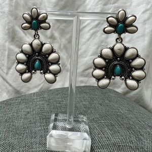 NWOT…Fashion Jewelry Ladys South Western Navajo Earrings. Antique Silver Plated.